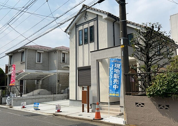 【前面道路含む現地写真_2】お持ちの車種によっては前面道路が広い方が便利でしょう。しかし、前面道路が広ければその分交通量が多くなるため、騒音などが気になる場合があります。実際に現地を見学し、周辺交通量や騒音などを確認しましょう！