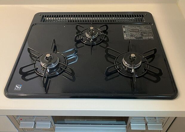 【キッチンコンロ】キッチンコンロは、料理の質を大きく左右する重要な設備です。火力調整のしやすさ、グリル機能の有無、安全装置の充実度など、選ぶポイントがたくさんあります。特に、IHクッキングヒーターは、お手入れのしやすさや安全性が高く、近年人気が高まっています。