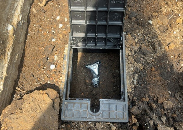 【その他設備】敷地内には、散水栓や立水栓があります。水道水を直接利用できるため、水を運ぶ手間を省くことが出来ます。大量の水を必要とする洗車作業や清掃などに役立ちます。その他設備とあわせて、現地でご確認ください。