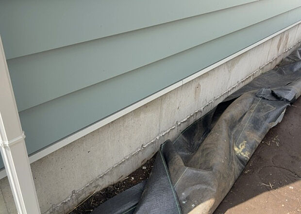 【構造・工法・仕様_2】ベタ基礎とは、柱の位置に関係なく全体に基礎がある事を指し、面積が大きい分建物の重さを全体に分散できます。また、地面からの湿気や害虫を遮断でき、木造住宅で心配されるシロアリ被害を防ぐ効果も期待できます。