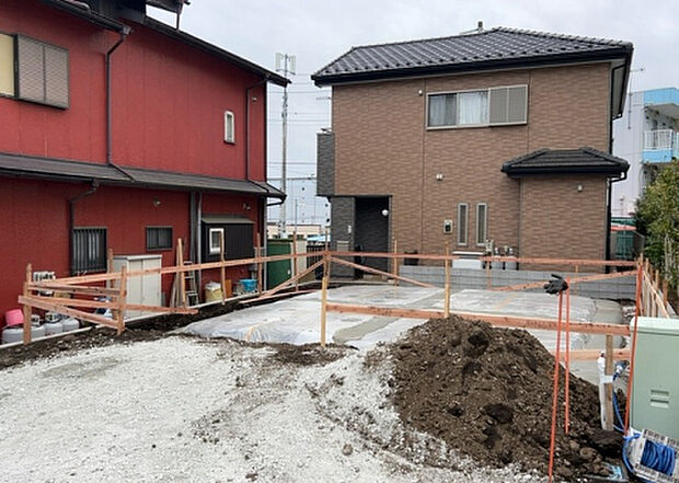 【外観_3】現地に行くなら、物件の周囲の地形がどうなっているかを見ることも大切です。周辺より低くなっている土地では、大雨などで水が集まりやすいため、地盤が弱くなっているということも考えられるため、注意が必要です。