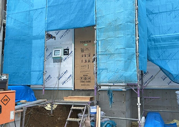 【玄関】玄関は家の顔でもあり、家族以外の目にも止まる場所です。玄関は外との間を仕切る扉、靴などをしまっておく収納スペース、靴脱ぎのたたきスペース、来客とのやり取りをするドアホンなど複数のアイテムからなります。