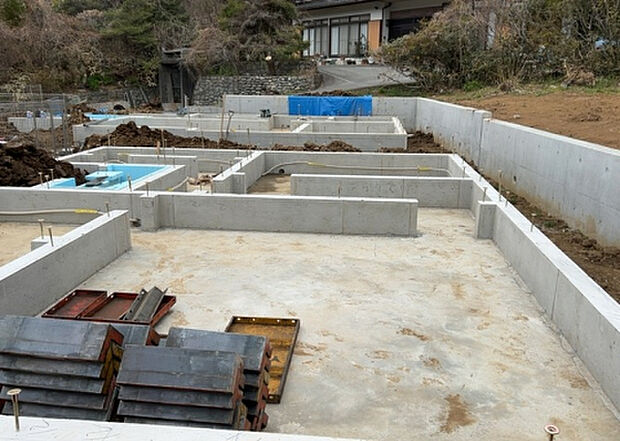 【外観_3】現地に行くなら、物件の周囲の地形がどうなっているかを見ることも大切です。周辺より低くなっている土地では、大雨などで水が集まりやすいため、地盤が弱くなっているということも考えられるため、注意が必要です。