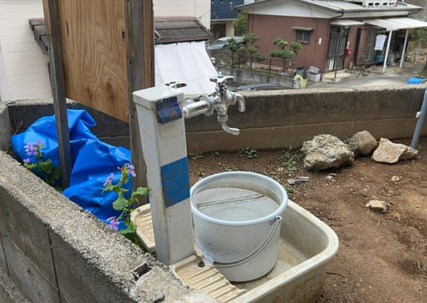 【その他設備】敷地内には、散水栓や立水栓があります。水道水を直接利用できるため、水を運ぶ手間を省くことが出来ます。大量の水を必要とする洗車作業や清掃などに役立ちます。その他設備とあわせて、現地でご確認ください。
