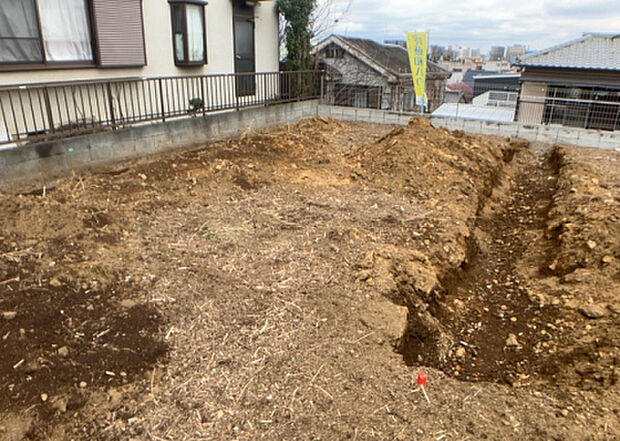 【外観_3】現地に行くなら、物件の周囲の地形がどうなっているかを見ることも大切です。周辺より低くなっている土地では、大雨などで水が集まりやすいため、地盤が弱くなっているということも考えられるため、注意が必要です。