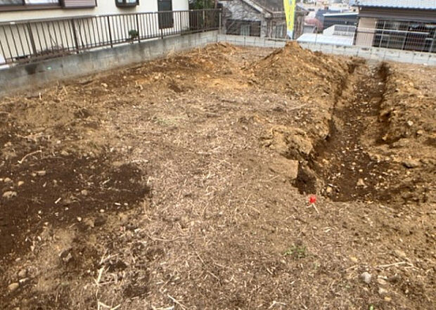 【庭_2】庭のある家に住むことのメリットとして、子どもたちの遊び場を確保できること、ガーデニングや家庭菜園を楽しめること、明るさを確保できることがあります。また、配置を工夫することでプライバシーが確保できます。