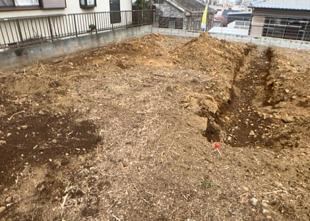 【駐車場_2】駐車場と明記されていても、最小スペースでつくられた駐車場だと大型車は駐車できなかったり、出入りしにくくなったりする可能性があります。お車のサイズと購入したい物件の駐車場のサイズを現地で確認しましょう。