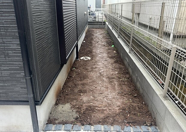 【庭】庭があることでガーデニングや家庭菜園はもちろん、こどもの遊び場やペットを放して遊ぶことができます。また、家の周囲に余裕があるということです。隣地との間があれば、十分な日当たりと、風通しが確保できます。