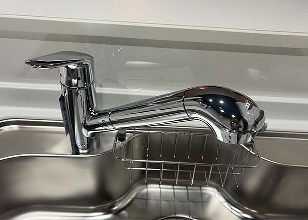 【キッチン水栓】キッチン水栓は、毎日必ず使うものだからこそ、使いやすさが重要です。シャワーヘッドの切り替えがスムーズか、吐水量が調節できるか、水しぶきが飛び散りにくい構造か、浄水機能が付いているかなど、日々の家事を快適にするための機能が数多くあります。また、デザインも多種多様なので、キッチン全体の雰囲気に合わせたものを選ぶことができます。