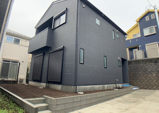 【庭】庭があることでガーデニングや家庭菜園はもちろん、こどもの遊び場やペットを放して遊ぶことができます。また、家の周囲に余裕があるということです。隣地との間があれば、十分な日当たりと、風通しが確保できます。