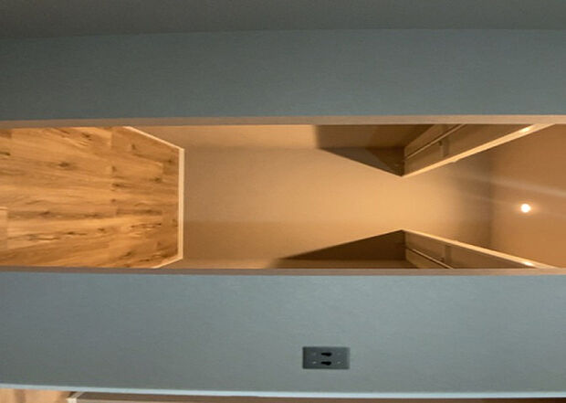 【ウォークインクローゼット】ウォークインクローゼットがあれば、クローゼット内でコーディネートが完成できますし、季節の変わり目に行う衣替えの手間も省けます。また、スーツケースなど大きいものもしまうことができ使い勝手がよいです。