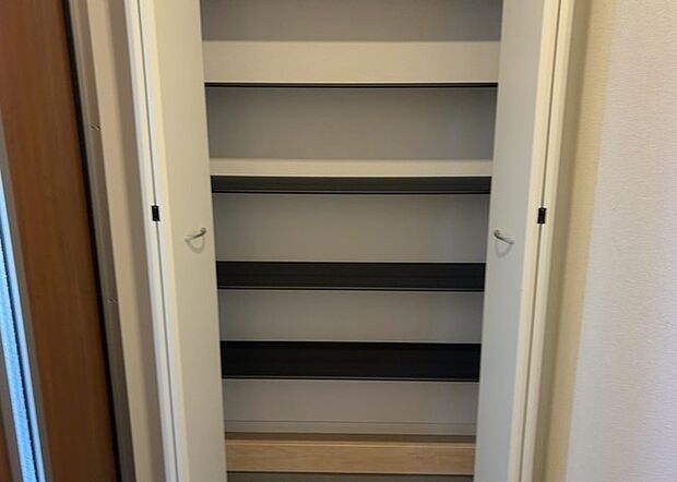 【玄関収納】玄関収納は、靴や傘、コートなどをスッキリと収納できるだけでなく、来客時に見せる顔となるため、家の顔とも言えます。収納量だけでなく、デザイン性も重視したいところです。ミラー付きの収納であれば、外出前の身だしなみチェックにも便利です。