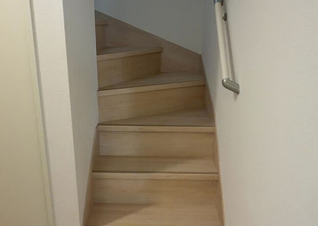 【内装】建物の上下階の通路である階段は、その位置によって動線や室内の印象が大きく左右されます。手摺にも重要な役割があり、転倒の防止・歩行や動作を円滑にして日常生活を支えることを主な目的として設置されています。