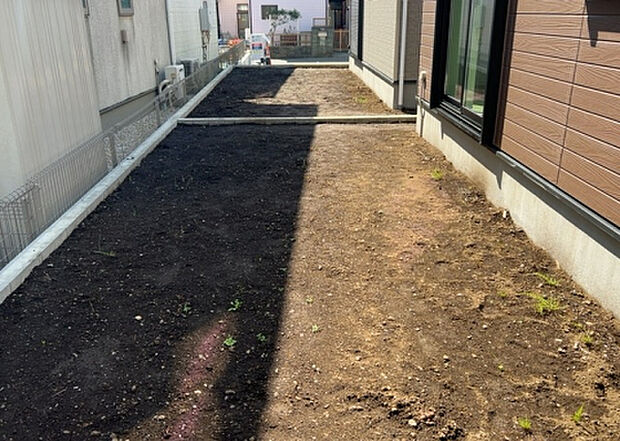 【庭】庭があることでガーデニングや家庭菜園はもちろん、こどもの遊び場やペットを放して遊ぶことができます。また、家の周囲に余裕があるということです。隣地との間があれば、十分な日当たりと、風通しが確保できます。