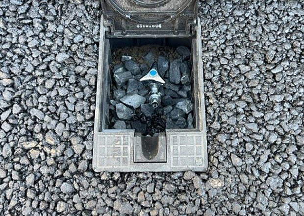 【その他設備】敷地内には、散水栓や立水栓があります。水道水を直接利用できるため、水を運ぶ手間を省くことが出来ます。大量の水を必要とする洗車作業や清掃などに役立ちます。その他設備とあわせて、現地でご確認ください。