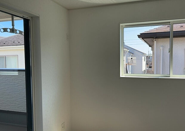 【洋室】洋室のメリットは重い家具が置きやすく、身の回りが整理しやすいことです。 床がフローリングのため畳とは異なり凹みにくいです。 クローゼットなど収納が豊富で、普段使わない旅行カバンや服の整頓も簡単にです。