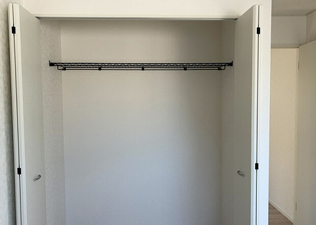 【ウォークインクローゼット】ウォークインクローゼットがあれば、クローゼット内でコーディネートが完成できますし、季節の変わり目に行う衣替えの手間も省けます。また、スーツケースなど大きいものもしまうことができ使い勝手がよいです。