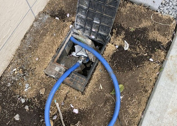 【その他設備】敷地内には、散水栓や立水栓があります。水道水を直接利用できるため、水を運ぶ手間を省くことが出来ます。大量の水を必要とする洗車作業や清掃などに役立ちます。その他設備とあわせて、現地でご確認ください。