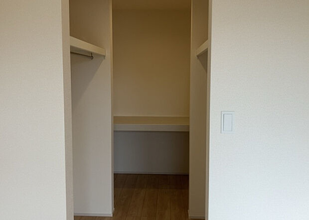 【ウォークインクローゼット】ウォークインクローゼットがあれば、クローゼット内でコーディネートが完成できますし、季節の変わり目に行う衣替えの手間も省けます。また、スーツケースなど大きいものもしまうことができ使い勝手がよいです。