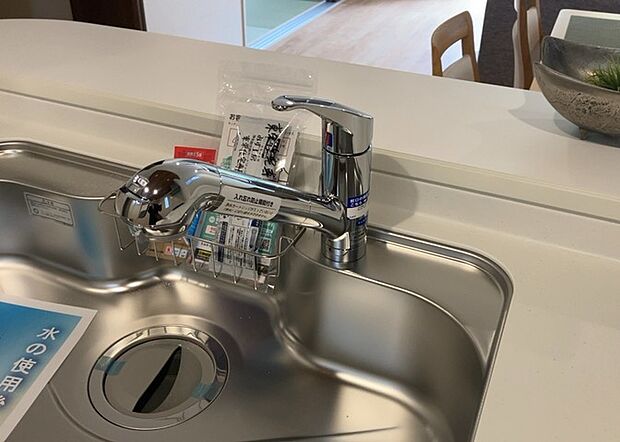 【キッチン水栓】キッチン水栓は、毎日必ず使うものだからこそ、使いやすさが重要です。シャワーヘッドの切り替えがスムーズか、吐水量が調節できるか、水しぶきが飛び散りにくい構造か、浄水機能が付いているかなど、日々の家事を快適にするための機能が数多くあります。また、デザインも多種多様なので、キッチン全体の雰囲気に合わせたものを選ぶことができます。