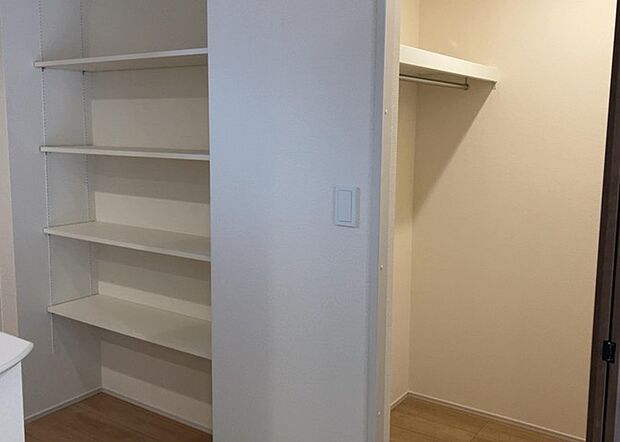 【キッチン床下収納】キッチン床下収納は、調理器具や食器などをスッキリと収納できる便利なスペースです。収納量が多いもの、引き出しがスムーズに開閉するものなど、使い勝手の良いものを選ぶことが大切です。また、湿気がこもりやすい場所なので、通気性の良いものを選ぶこともおすすめです。