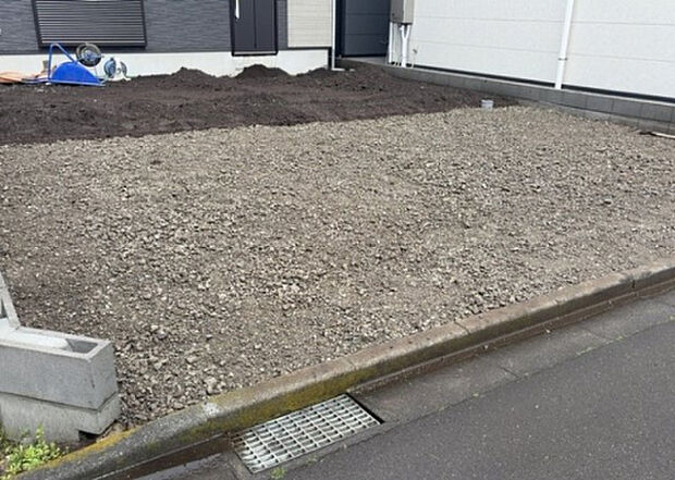 【駐車場】駐車場と明記されていても、最小スペースでつくられた駐車場だと大型車は駐車できなかったり、出入りしにくくなったりする可能性があります。お車のサイズと購入したい物件の駐車場のサイズを現地で確認しましょう。