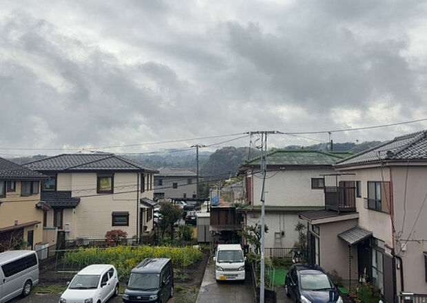 【物件からの展望】眺望を気にして物件を探す場合、前面に建物が建っていないか現地で確認しましょう！前面に建物があると景色はもちろん、日当たりや風通しにも影響が出てきます。住んだ時のことを想像しながら現地見学をしましょう。