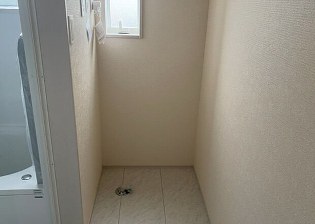 【ランドリースペース】ランドリースペースも気になります。洗濯機置場があり「洗う、干す、取り込む、アイロンがけ、たたむ」など、洗濯に関する家事をするための空間です。広さや収納など付帯設備も含めて、詳細は現地でご確認ください。