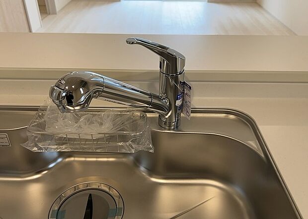 【キッチン水栓】キッチン水栓は、毎日必ず使うものだからこそ、使いやすさが重要です。シャワーヘッドの切り替えがスムーズか、吐水量が調節できるか、水しぶきが飛び散りにくい構造か、浄水機能が付いているかなど、日々の家事を快適にするための機能が数多くあります。また、デザインも多種多様なので、キッチン全体の雰囲気に合わせたものを選ぶことができます。