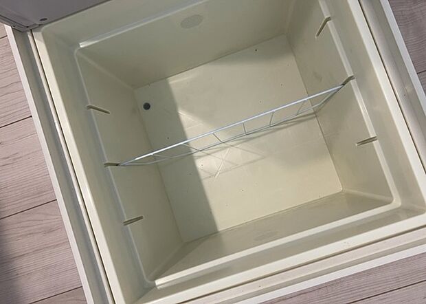 【キッチン床下収納】キッチン床下収納は、調理器具や食器などをスッキリと収納できる便利なスペースです。収納量が多いもの、引き出しがスムーズに開閉するものなど、使い勝手の良いものを選ぶことが大切です。また、湿気がこもりやすい場所なので、通気性の良いものを選ぶこともおすすめです。