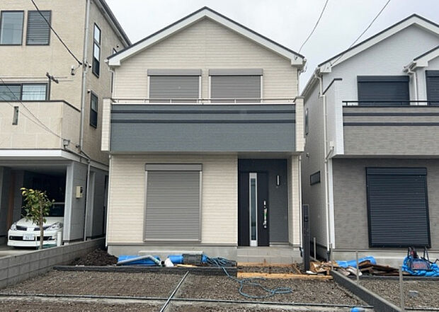 【前面道路含む現地写真_2】お持ちの車種によっては前面道路が広い方が便利でしょう。しかし、前面道路が広ければその分交通量が多くなるため、騒音などが気になる場合があります。実際に現地を見学し、周辺交通量や騒音などを確認しましょう！