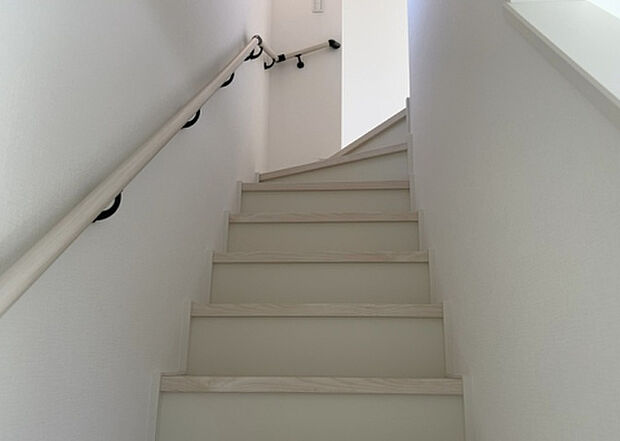 【内装】建物の上下階の通路である階段は、その位置によって動線や室内の印象が大きく左右されます。手摺にも重要な役割があり、転倒の防止・歩行や動作を円滑にして日常生活を支えることを主な目的として設置されています。
