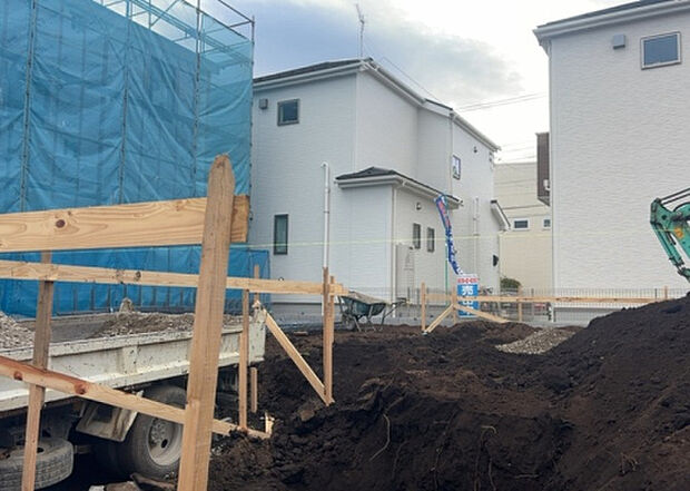 【外観_3】現地に行くなら、物件の周囲の地形がどうなっているかを見ることも大切です。周辺より低くなっている土地では、大雨などで水が集まりやすいため、地盤が弱くなっているということも考えられるため、注意が必要です。