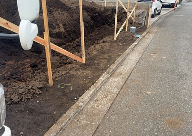 【庭_2】庭のある家に住むことのメリットとして、子どもたちの遊び場を確保できること、ガーデニングや家庭菜園を楽しめること、明るさを確保できることがあります。また、配置を工夫することでプライバシーが確保できます。