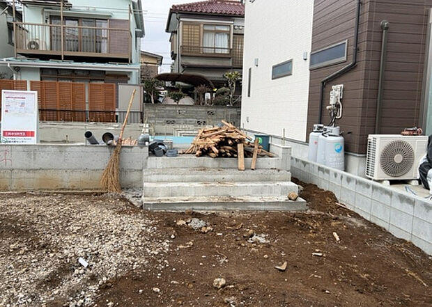 【玄関_2】玄関は、狭すぎると複数人で使いにくく、広すぎても無駄な空間になりがちです。最低2畳を目安にして、家の広さとの兼ね合いや家族の人数を考慮して決めるとよいでしょう。現地を見学して快適な玄関を選びましょう！