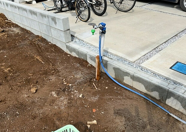 【その他設備】敷地内には、散水栓や立水栓があります。水道水を直接利用できるため、水を運ぶ手間を省くことが出来ます。大量の水を必要とする洗車作業や清掃などに役立ちます。その他設備とあわせて、現地でご確認ください。