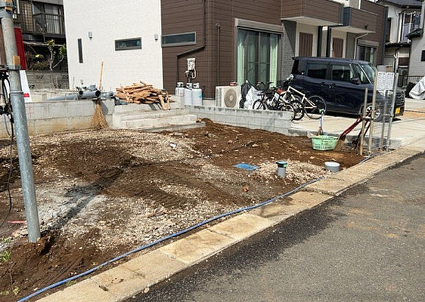 【駐車場_2】駐車場と明記されていても、最小スペースでつくられた駐車場だと大型車は駐車できなかったり、出入りしにくくなったりする可能性があります。お車のサイズと購入したい物件の駐車場のサイズを現地で確認しましょう。