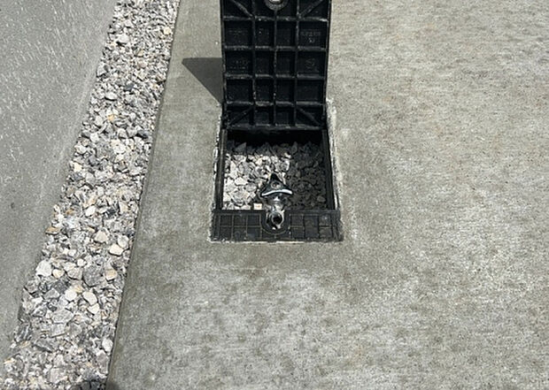 【その他設備】敷地内には、散水栓や立水栓があります。水道水を直接利用できるため、水を運ぶ手間を省くことが出来ます。大量の水を必要とする洗車作業や清掃などに役立ちます。その他設備とあわせて、現地でご確認ください。