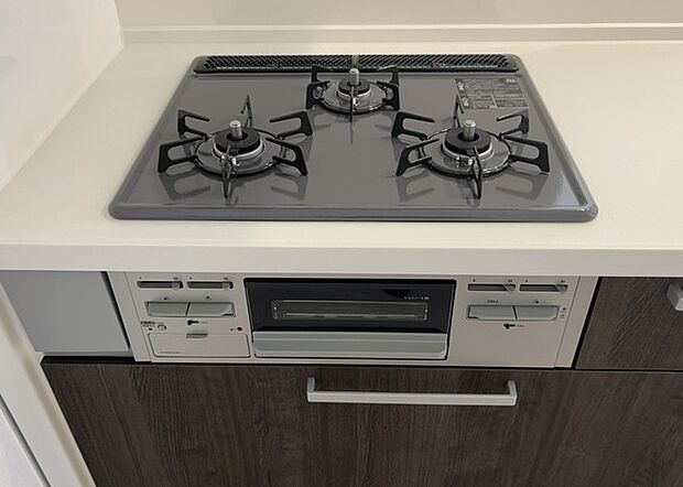 【キッチンコンロ】キッチンコンロは、料理の質を大きく左右する重要な設備です。火力調整のしやすさ、グリル機能の有無、安全装置の充実度など、選ぶポイントがたくさんあります。特に、IHクッキングヒーターは、お手入れのしやすさや安全性が高く、近年人気が高まっています。