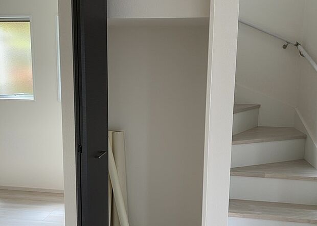 【キッチン床下収納】キッチン床下収納は、調理器具や食器などをスッキリと収納できる便利なスペースです。収納量が多いもの、引き出しがスムーズに開閉するものなど、使い勝手の良いものを選ぶことが大切です。また、湿気がこもりやすい場所なので、通気性の良いものを選ぶこともおすすめです。