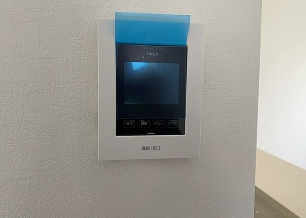 【ＴＶモニター付きインターホン】TVモニター付きインターホンは、来訪者の顔を確認できるだけでなく、音声でやり取りすることもできるため、セキュリティ面で安心できる設備です。モニター画面が大きく見やすいもの、夜間でも来訪者をしっかりと確認できるものなど、機能性を重視したいところです。