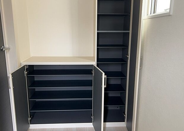 【玄関収納】玄関収納は、靴や傘、コートなどをスッキリと収納できるだけでなく、来客時に見せる顔となるため、家の顔とも言えます。収納量だけでなく、デザイン性も重視したいところです。ミラー付きの収納であれば、外出前の身だしなみチェックにも便利です。