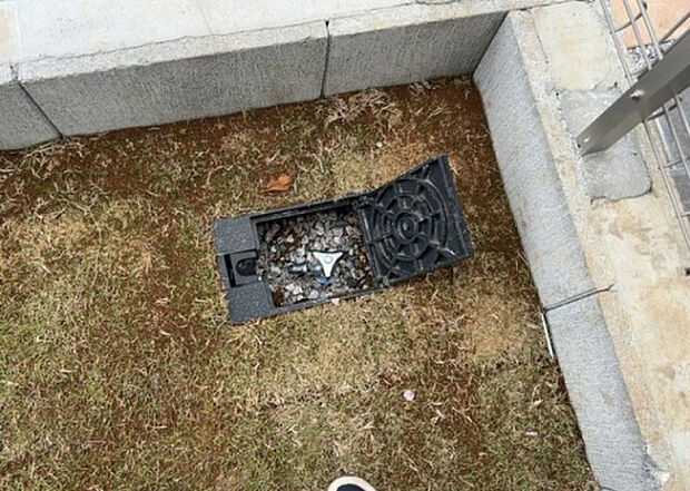 【その他設備】敷地内には、散水栓や立水栓があります。水道水を直接利用できるため、水を運ぶ手間を省くことが出来ます。大量の水を必要とする洗車作業や清掃などに役立ちます。その他設備とあわせて、現地でご確認ください。