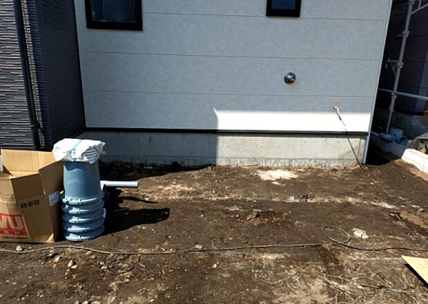 【庭_2】庭のある家に住むことのメリットとして、子どもたちの遊び場を確保できること、ガーデニングや家庭菜園を楽しめること、明るさを確保できることがあります。また、配置を工夫することでプライバシーが確保できます。