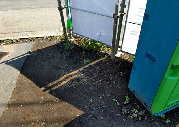 【その他設備】敷地内には、散水栓や立水栓があります。水道水を直接利用できるため、水を運ぶ手間を省くことが出来ます。大量の水を必要とする洗車作業や清掃などに役立ちます。その他設備とあわせて、現地でご確認ください。