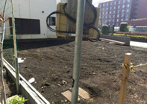 【玄関】玄関は家の顔でもあり、家族以外の目にも止まる場所です。玄関は外との間を仕切る扉、靴などをしまっておく収納スペース、靴脱ぎのたたきスペース、来客とのやり取りをするドアホンなど複数のアイテムからなります。