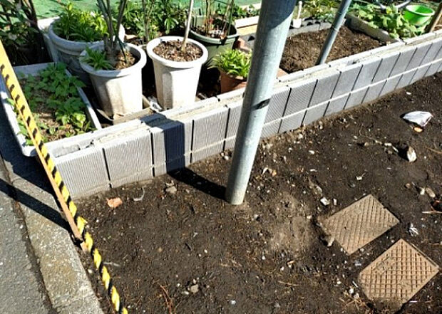 【その他設備】敷地内には、散水栓や立水栓があります。水道水を直接利用できるため、水を運ぶ手間を省くことが出来ます。大量の水を必要とする洗車作業や清掃などに役立ちます。その他設備とあわせて、現地でご確認ください。