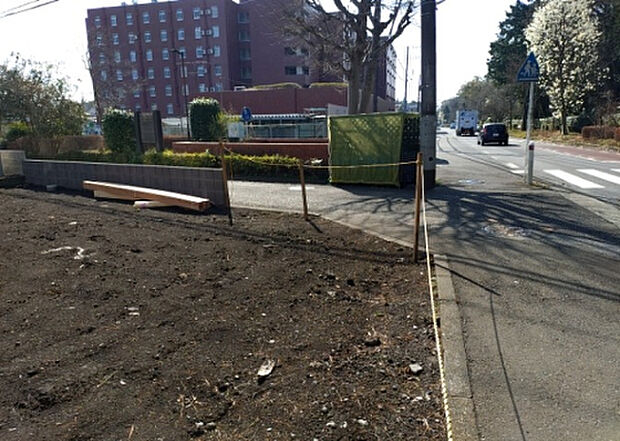 【駐車場_2】駐車場と明記されていても、最小スペースでつくられた駐車場だと大型車は駐車できなかったり、出入りしにくくなったりする可能性があります。お車のサイズと購入したい物件の駐車場のサイズを現地で確認しましょう。