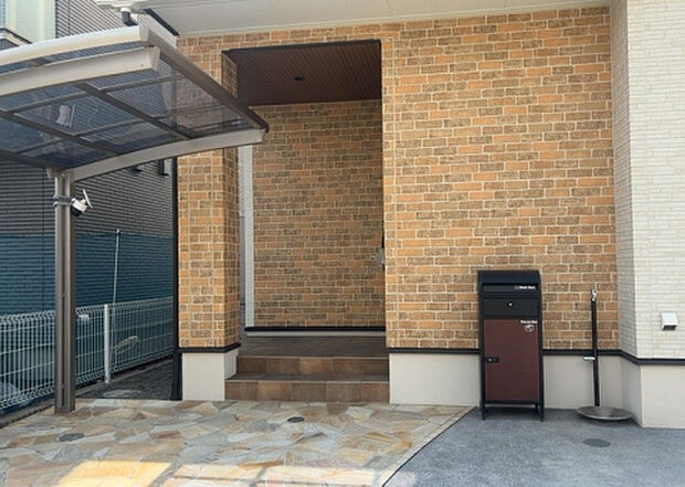 【玄関_2】玄関は、狭すぎると複数人で使いにくく、広すぎても無駄な空間になりがちです。最低2畳を目安にして、家の広さとの兼ね合いや家族の人数を考慮して決めるとよいでしょう。現地を見学して快適な玄関を選びましょう！