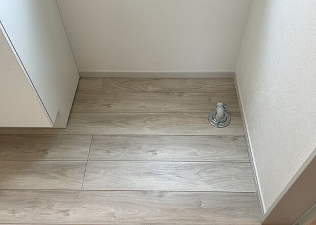 【ランドリースペース】ランドリースペースも気になります。洗濯機置場があり「洗う、干す、取り込む、アイロンがけ、たたむ」など、洗濯に関する家事をするための空間です。広さや収納など付帯設備も含めて、詳細は現地でご確認ください。